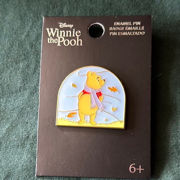 Disney Winnie the Pooh Enamel Pin - Picture 1 of 3